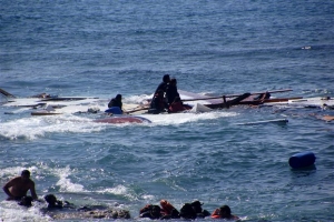 25 πρόσφυγες έχασαν τη ζωή τους σε νέο ναυάγιο ανοικτά της Λιβύης