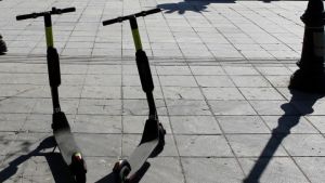 Γαλλία: Το ηλεκτρικό πατίνι έχει κάνει… πατίνι τη ζωή των Παριζιάνων