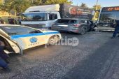 Επεισοδιακή καταδίωξη στη Θεσσαλονίκη: Μπήκε ανάποδα στη Λαγκαδά με κλεμμένο ΙΧ και «καρφώθηκε» σε λεωφορείο (ΦΩΤΟ)