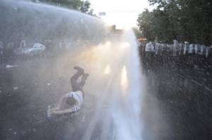 Αρμενία: Διαδηλωτές μπουγέλωσαν αστυνομικούς έξω από το Προεδρικό