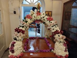 Από τον Άγιο Μηνά η πρώτη περιφορά στη Θεσσαλονίκη – Στολίστηκε ο Επιτάφιος (ΦΩΤΟ)