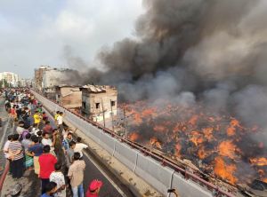 Μπαγκλαντές: Κόλαση φωτιάς σε κεντρική αγορά – Τουλάχιστον 600 πυροσβέστες στη μάχη της κατάσβεσης
