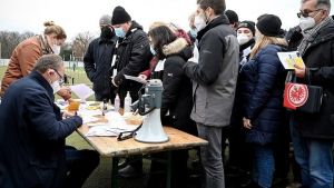 Εξαπλώνεται η «Όμικρον» – ΠΟΥ: Θα χρειαστεί χρόνος για να κατανοήσουν οι επιστήμονες πόσο σοβαρή είναι