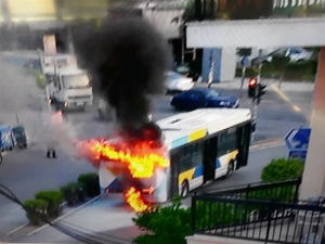 Φωτιά σε λεωφορείο του ΟΑΣΑ στη Νίκαια