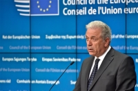 Αβραμόπουλος: Δεν υπάρχει σχέδιο για στρατόπεδα προσφύγων στα νησιά μας