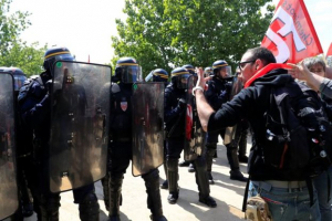Συναγερμός στο Παρίσι: Τραυματίες μετά από επίθεση αγνώστου με μαχαίρι