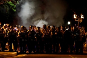 ΗΠΑ: Τουλάχιστον 23 συλλήψεις στο Σεντ Λούις μετά τα σοβαρά επεισόδια μεταξύ αστυνομίας διαδηλωτών