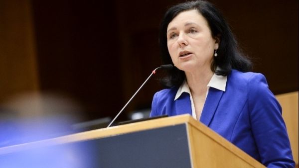 Β. Γιούροβα: Η ΕΕ πρέπει να κάνει περισσότερα για το κράτος δικαίου στα κράτη-μέλη