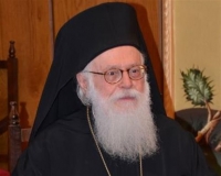 Ο Αρχιεπίσκοπος Αλβανίας σε κέντρο φιλοξενίας προσφύγων στη Λάρισα