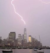 Νέα Υόρκη: Φωτογράφος καταγράφει την εντυπωσιακή στιγμή κεραυνού να χτυπά το One World Trade Center