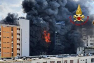 Ιταλία: Ένας νεκρός από την φωτιά σε οκταώροφο κτίριο στη Ρώμη – Στους 17 οι τραυματίες
