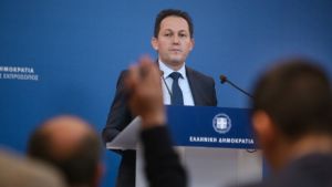 Κορωνοϊος: Εξετάζεται σοβαρά η απαγόρευση συναθροίσεων άνω των 10 ατόμων