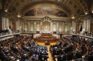 Η κεντροδεξιά έσωσε την σοσιαλιστική κυβέρνηση στην Πορτογαλία