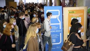 Eλβετία: Νέα εκστρατεία εμβολιασμού – “Δεν θα δίνεται ανταμιβοί σε όσους πείθουν άλλους να εμβολιαστούν”