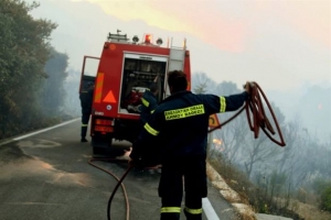 Πύρινα μέτωπα σε Αχαΐα και Μέγαρα