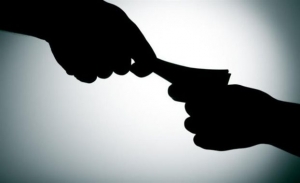 Επιχειρηματίες κατηγορούνται για δωροδοκία πρώην κεντρικού τραπεζίτη της Κύπρου