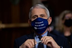 Στα άκρα φτάνει το σκάνδαλο Φάουτσι στις ΗΠΑ: Τον συγκρίνουν με τον Μένγκελε και τα πειράματα του Άουσβιτς