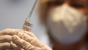 Εμβόλια: Η άρση της πατέντας θα επιλύσει τα προβλήματα της παραγωγής ή θα πλήξει την καινοτομία;