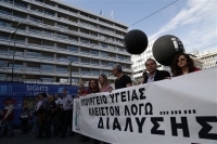 Ενταση μεταξύ καταληψιών της ΠΟΕΔΗΝ και των ΜΑΤ έξω από το ΥΠΟΙΚ