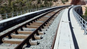 Θεσσαλονίκη: Στάση του προαστιακού λόγω φωτιάς στην περιοχή της Λαχαναγοράς