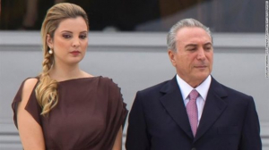 Βραζιλία: Η Πρώτη Κυρία έπεσε με τα ρούχα στη λίμνη για να σώσει τον σκύλο της