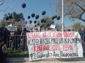 Θεσσαλονίκη: Μαύρα μπαλόνια για τα Τέμπη στην παρέλαση “Δεν ήταν δυστύχημα ήταν δολοφονία” (ΦΩΤΟ &amp; ΒΙΝΤΕΟ)