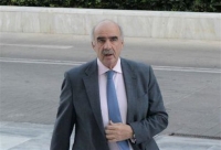 Δελφινομαχίες και λασπομαχίες πίσω από τις γαλάζιες κουρτίνες της εξουσίας