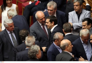 Απρόοπτα και πηγαδάκια πίσω από τις κάμερες στην ορκωμοσία των βουλευτών