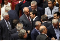 Απρόοπτα και πηγαδάκια πίσω από τις κάμερες στην ορκωμοσία των βουλευτών