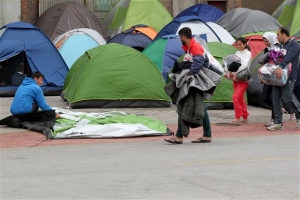 Φυλλάδια για να φύγουν από το λιμάνι του Πειραιά οι πρόσφυγες