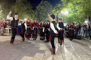 Ελληνικοί χοροί της Μακεδονίας από το εφηβικό τμήμα του Πολιτιστικού Συλλόγου της Γρίβας