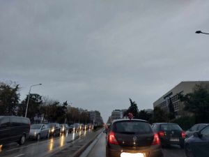 Θεσσαλονίκη: Σε «βαθύ» κόκκινο περιφερειακός και κεντρικοί δρόμοι – Ουρές χιλιομέτρων λόγω και της βροχής