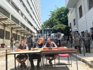 ΑΠΘ: Φοιτητές δίνουν… συνέντευξη Τύπου μπροστά από τα ΜΑΤ (pics &amp; vid)