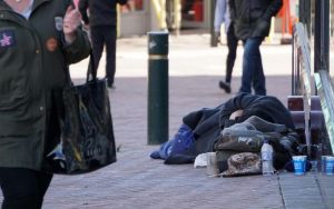 Λαϊκή Συσπείρωση Θεσσαλονίκης: «Ο θάνατος του άστεγου θα στοιχειώνει τα «οραματικά» σχέδια του τουρισμού»