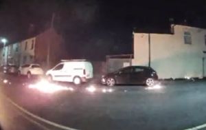 Άνδρας προσπάθησε να κάψει σπίτι και κατέληξε να καίει… τον εαυτό του – Συγκλονιστικό βίντεο