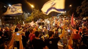 Ισραήλ: Χιλιάδες πολίτες συγκεντρώθηκαν στο Τελ-Αβίβ, γιορτάζοντας την αποχώρηση Νετανιάχου από την εξουσία