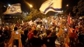 Ισραήλ: Χιλιάδες πολίτες συγκεντρώθηκαν στο Τελ-Αβίβ, γιορτάζοντας την αποχώρηση Νετανιάχου από την εξουσία