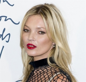 Η Κέιτ Μος με ροζ στηθόδεσμο κατά του καρκίνου του μαστού