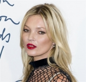 Η Κέιτ Μος με ροζ στηθόδεσμο κατά του καρκίνου του μαστού