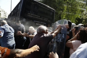 Τόσκας: Απαγορεύει χρήση χημικών εναντίον εργαζομένων και συνταξιούχων