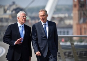 Με Brexit υπονομεύεται η ειρήνη στη Βόρεια Ιρλανδία προειδοποιεί ο Μπλερ