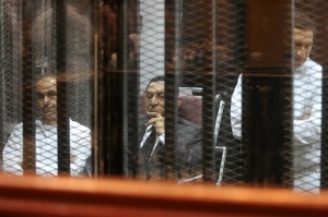 Δεν κρίνει το Κάιρο ένοχο τον Μουμπάρακ για τους θανάτους διαδηλωτών