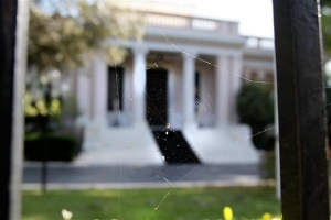 Με την πλάτη στον τοίχο η κυβέρνηση