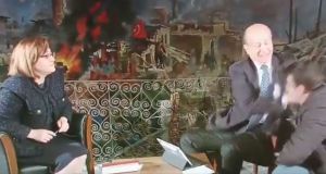 Τουρκία: Δημοσιογράφος χαστουκίζει «στον αέρα» τεχνικό ήχου (vid)