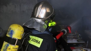 Απεγκλωβισμός δύο ατόμων από διαμέρισμα που καιγόταν στο Περιστέρι