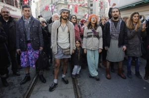 Τούρκοι διαδηλώνουν με φούστες για τη δολοφονημένη φοιτήτρια