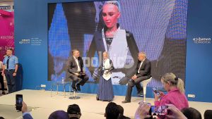Ατύχημα για το… ρομπότ «Σοφία» στη ΔΕΘ – Σκόνταψε και έπεσε στο πάτωμα (ΒΙΝΤΕΟ)