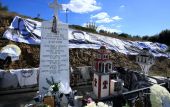 Αδιανόητο: Βανδάλισαν για ακόμα μια φορά το μνημείο των Τεμπών