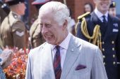 Βασιλιάς Κάρολος: Επίσκεψη σε στρατιωτική βάση – «Μου επετράπη να βγω από το κλουβί μου»