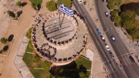 Πρόσφυγες σχημάτισαν το σύμβολο της ειρήνης στον Λευκό Πύργο [φωτο]